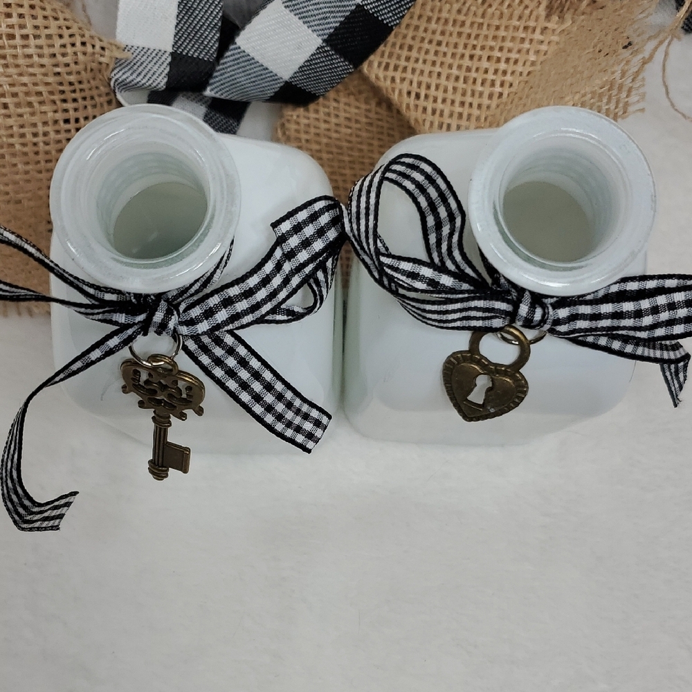 NEW White Bud Vases Buffalo Plaid Ribbon with Key & Heart Charms Country Bottles - Picture 7 of 8